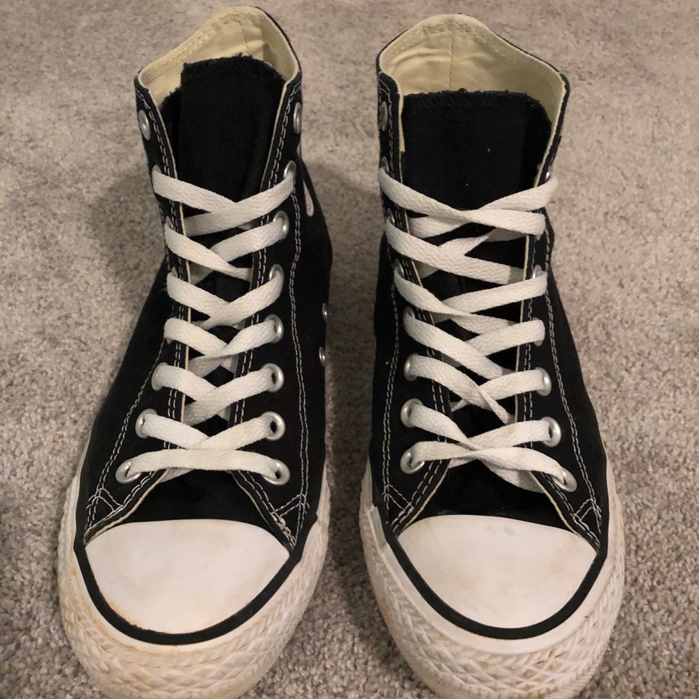 EUC Black Hightop Converse chuck Taylor women’s 9
